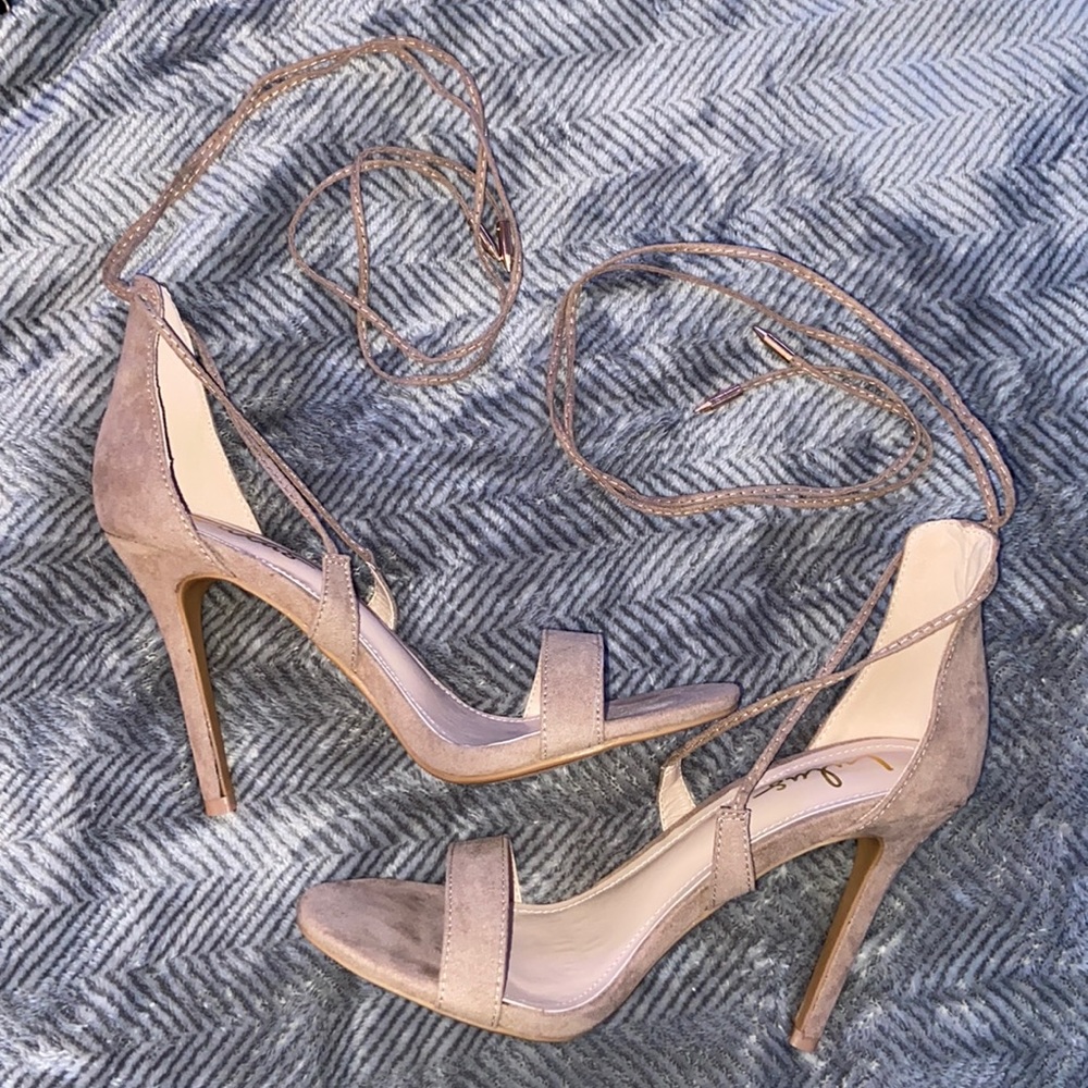 NWOT 8.5 Lulu’s taupe high heels